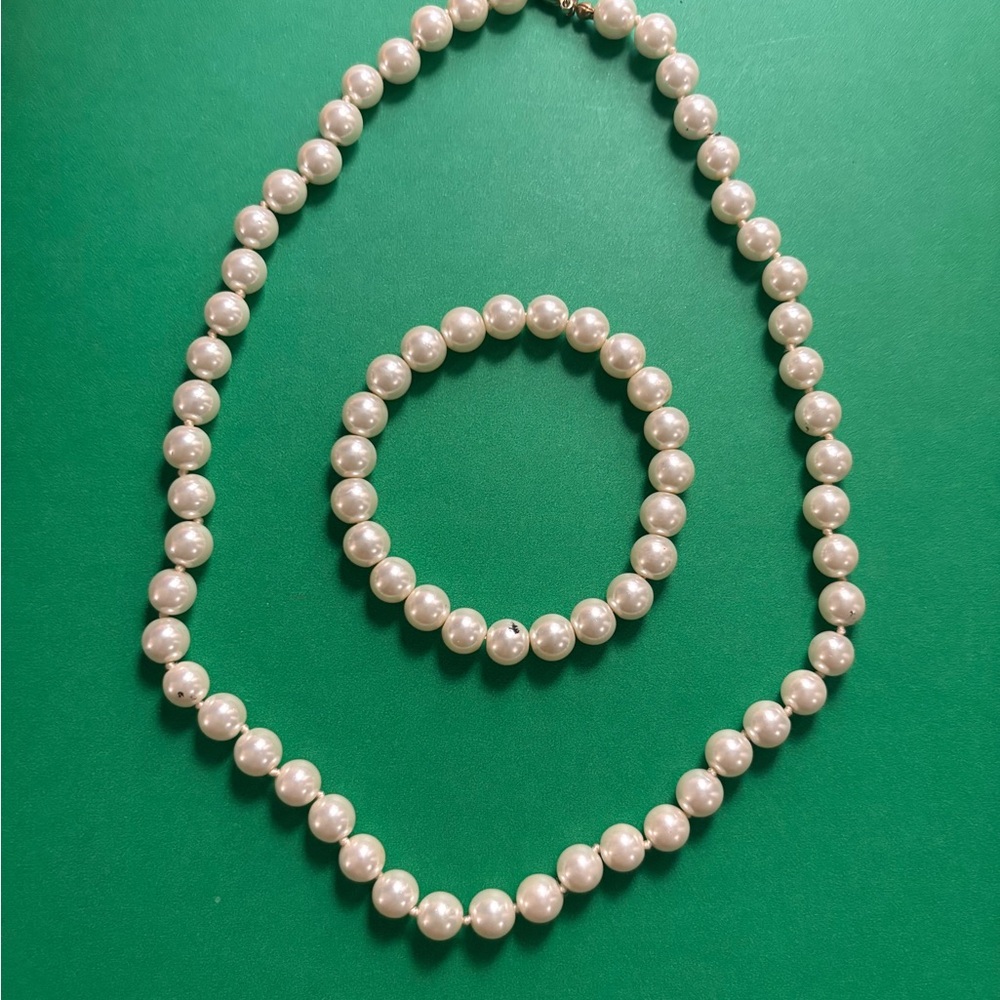 Elegant White Pearl Necklace and Bracelet Set